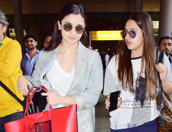 लाखों का क्लच थामें पार्टी में पहुंची सारा अली खान