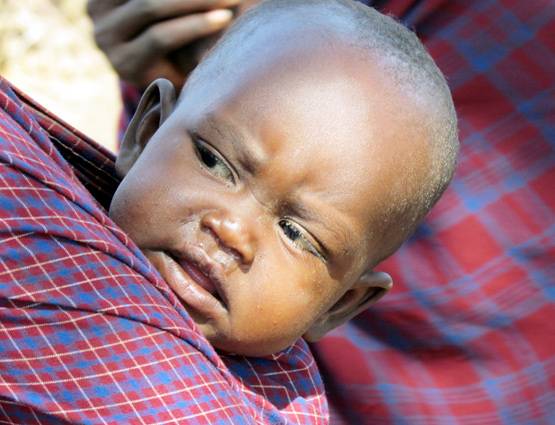 यहां एक-दूसरे पर थूककर जताते हैं प्यार!