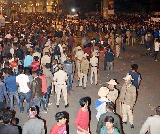 बेंगलुरु: 'लड़की के कपड़े उतार रही थी भीड़, मेरी पत्नी भी हुई शिकार'