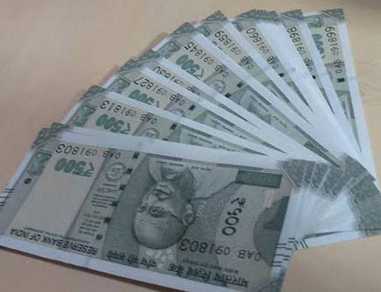 12 लाख रुपये गलती से एक शख्स ने फेंक दिए कूड़े में, फिर क्या हुआ