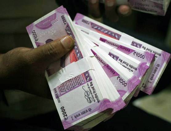 12 लाख रुपये गलती से एक शख्स ने फेंक दिए कूड़े में, फिर क्या हुआ