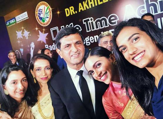 पापा को 'लाइफ टाइम अचीवमेंट अवॉर्ड' मिलता देख इमोशनल हुईं दीपिका