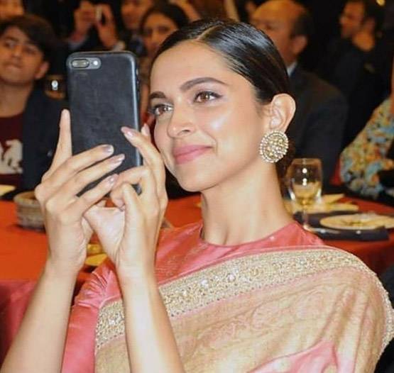 पापा को 'लाइफ टाइम अचीवमेंट अवॉर्ड' मिलता देख इमोशनल हुईं दीपिका