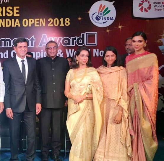 पापा को 'लाइफ टाइम अचीवमेंट अवॉर्ड' मिलता देख इमोशनल हुईं दीपिका