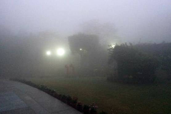 दिल्ली में सीजन का सबसे ठंडा दिन, कोहरे से रेल-विमान सेवा पर असर