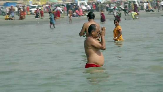 मकर संक्रांति: गंगासागर में नहाने पहुंचे लाखों श्रद्धालु, देखें PHOTOS