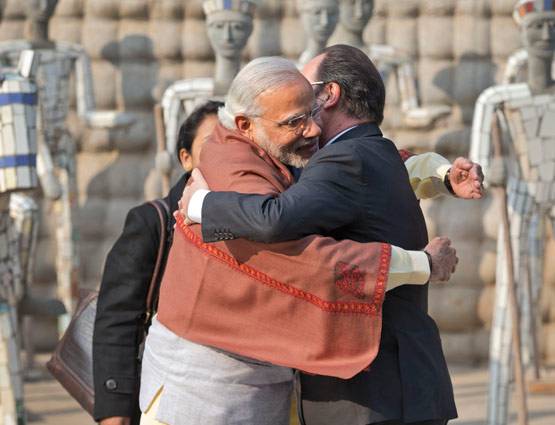 देखें: जब पीएम मोदी हस्तियों से मिले गले, कांग्रेस का दिल जले!