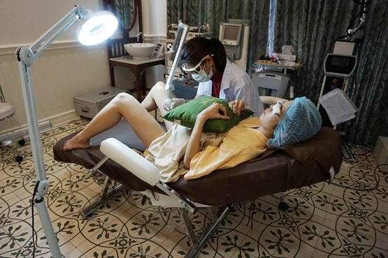 देखें: महिलाओं के बाद पुरुषों में भी गुप्तांग को गोरा बनाने का क्रेज