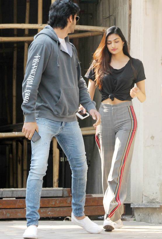 बहन संग दिखा सुनील शेट्टी का बेटा, मीडिया को देख ऐसा दिया रिएक्शन