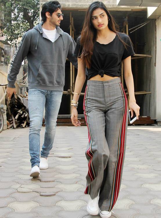 बहन संग दिखा सुनील शेट्टी का बेटा, मीडिया को देख ऐसा दिया रिएक्शन