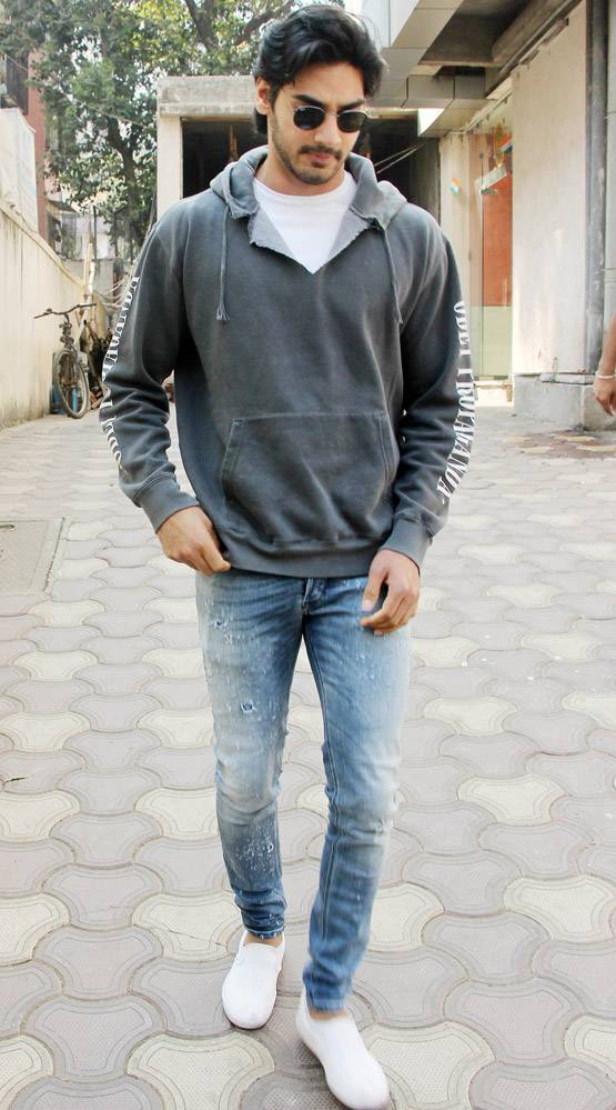 बहन संग दिखा सुनील शेट्टी का बेटा, मीडिया को देख ऐसा दिया रिएक्शन