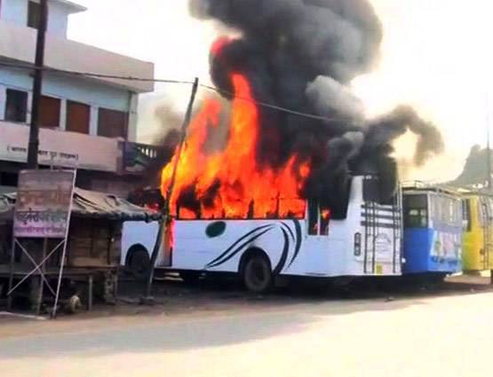 जल रहा था कासगंज, कैलाश खेर के गाने सुन रहे थे BJP के MP-MLA