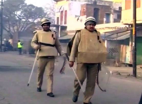 जल रहा था कासगंज, कैलाश खेर के गाने सुन रहे थे BJP के MP-MLA