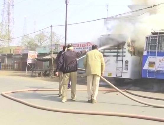 बस आग के हवाले, कासगंज हिंसा की सबूत ये तस्वीरें