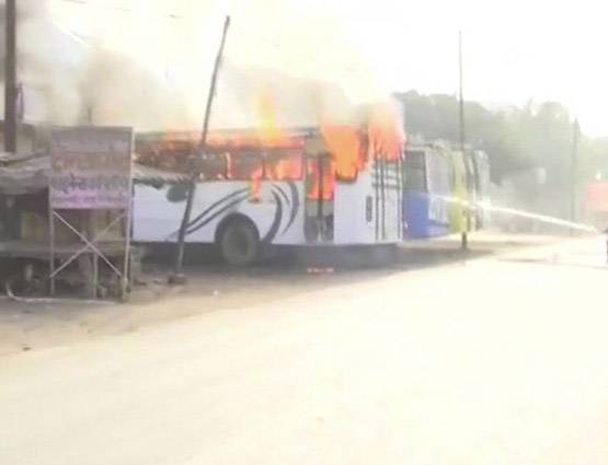 बस आग के हवाले, कासगंज हिंसा की सबूत ये तस्वीरें