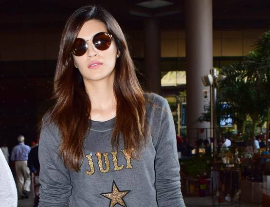 लाखों का क्लच थामें पार्टी में पहुंची सारा अली खान