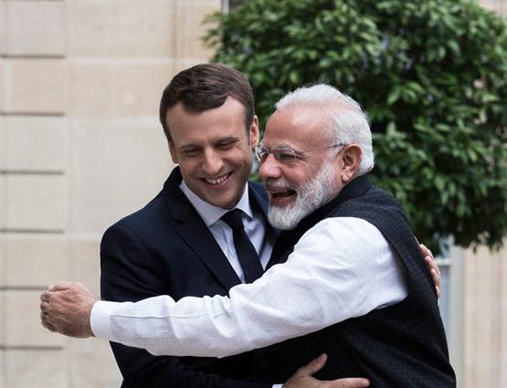 देखें: जब पीएम मोदी हस्तियों से मिले गले, कांग्रेस का दिल जले!