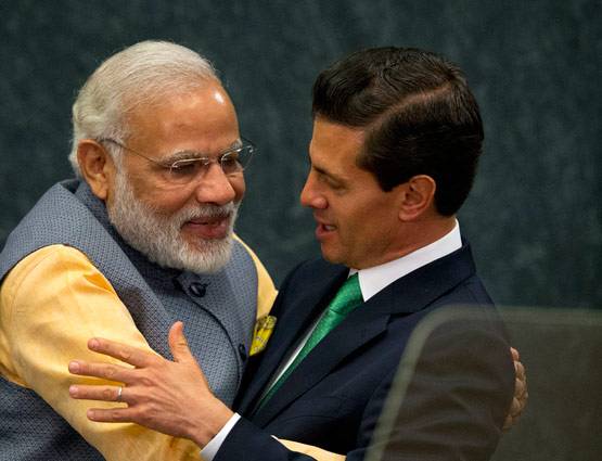 देखें: जब पीएम मोदी हस्तियों से मिले गले, कांग्रेस का दिल जले!