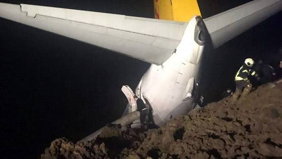 रनवे पर यूं फिसला प्लेन, समुद्र में जाते-जाते बचा, देखें PHOTOS