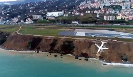 रनवे पर यूं फिसला प्लेन, समुद्र में जाते-जाते बचा, देखें PHOTOS