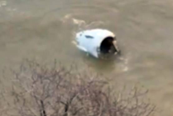 रनवे पर यूं फिसला प्लेन, समुद्र में जाते-जाते बचा, देखें PHOTOS