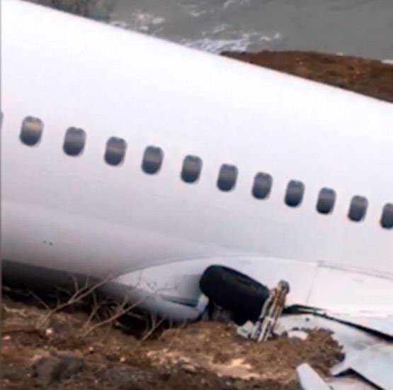 रनवे पर यूं फिसला प्लेन, समुद्र में जाते-जाते बचा, देखें PHOTOS
