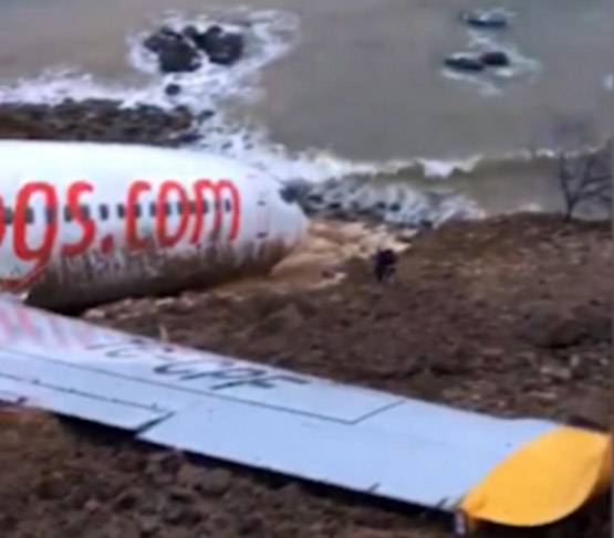 रनवे पर यूं फिसला प्लेन, समुद्र में जाते-जाते बचा, देखें PHOTOS