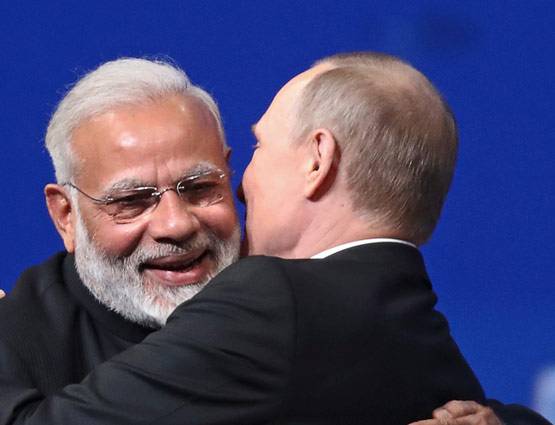 देखें: जब पीएम मोदी हस्तियों से मिले गले, कांग्रेस का दिल जले!