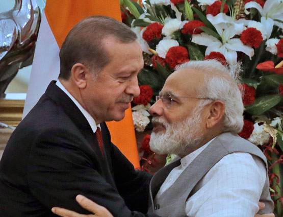देखें: जब पीएम मोदी हस्तियों से मिले गले, कांग्रेस का दिल जले!