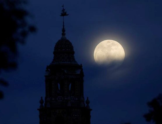 PHOTOS: दुनिया के अलग-अलग हिस्सों में ऐसा दिखा चंद्रग्रहण