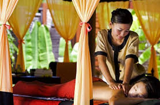 स्पा थेरेपिस्ट बनकर कमा सकते हैं लाखों रुपये, ये है तरीका