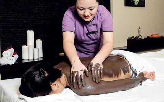 स्पा थेरेपिस्ट बनकर कमा सकते हैं लाखों रुपये, ये है तरीका