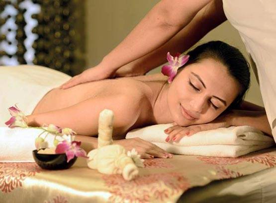 स्पा थेरेपिस्ट बनकर कमा सकते हैं लाखों रुपये, ये है तरीका