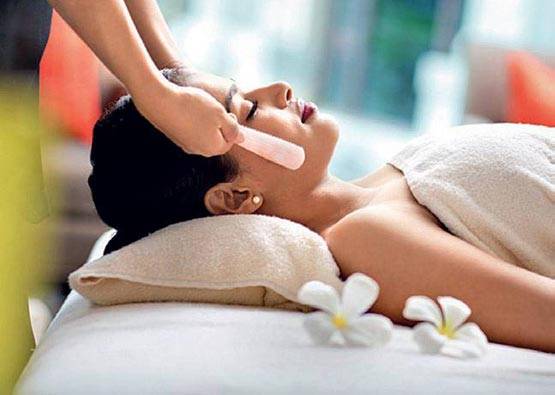 स्पा थेरेपिस्ट बनकर कमा सकते हैं लाखों रुपये, ये है तरीका