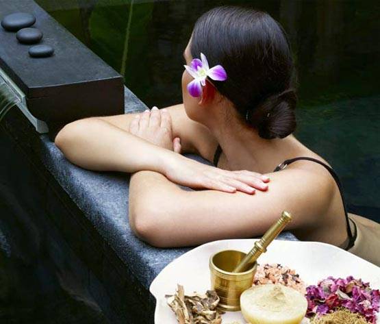 स्पा थेरेपिस्ट बनकर कमा सकते हैं लाखों रुपये, ये है तरीका