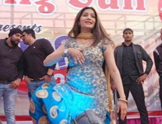 सपना चौधरी को देखने बेकाबू हुई भीड़, भड़के लोगों ने फेंके पत्थर