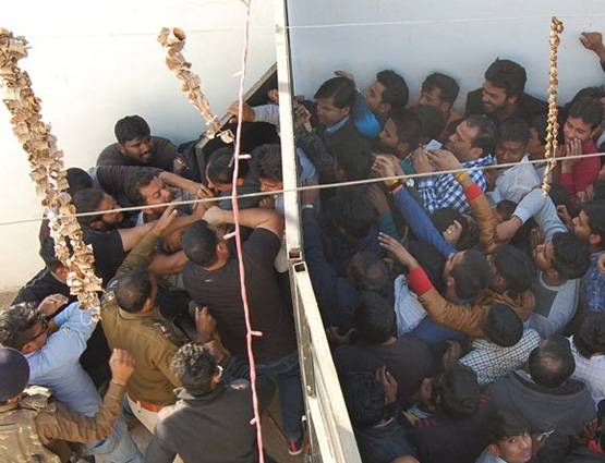 सपना चौधरी को देखने बेकाबू हुई भीड़, भड़के लोगों ने फेंके पत्थर