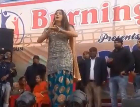 सपना चौधरी को देखने बेकाबू हुई भीड़, भड़के लोगों ने फेंके पत्थर