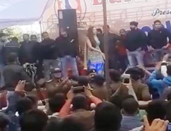 सपना चौधरी को देखने बेकाबू हुई भीड़, भड़के लोगों ने फेंके पत्थर