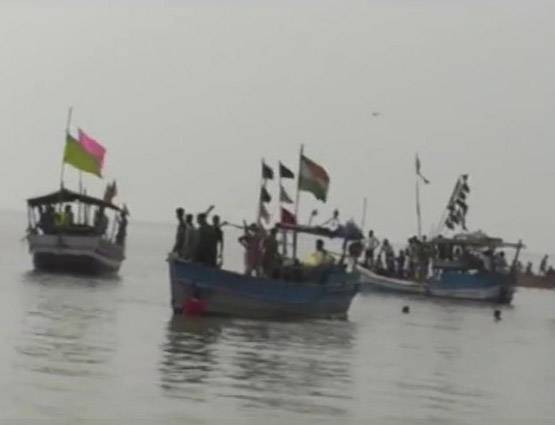 हादसों का शनिवार: कहीं नाव डूबी तो कहीं गिरा हेलिकॉप्टर