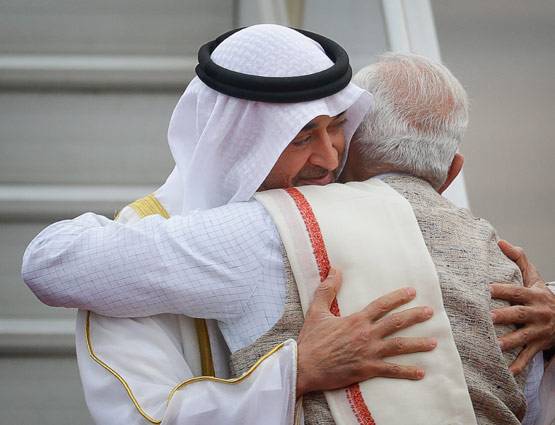 देखें: जब पीएम मोदी हस्तियों से मिले गले, कांग्रेस का दिल जले!