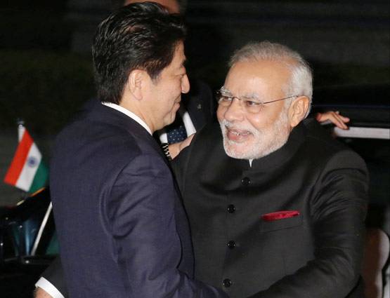 देखें: जब पीएम मोदी हस्तियों से मिले गले, कांग्रेस का दिल जले!