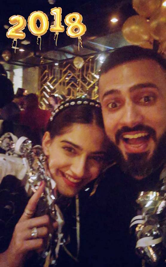 बॉयफ्रेंड के साथ सोनम कपूर ने किया 2018 का स्वागत, देखें PHOTOS