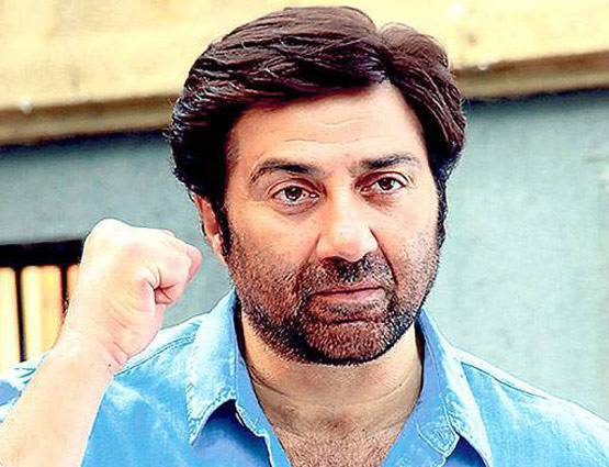 इन 7 बॉलीवुड एक्टर्स की फिल्में जगा देती हैं दिल में देशभक्त‍ि