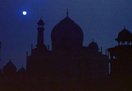 कई बार बिक चुका है ताजमहल, कुतुब मीनार से भी है ऊंचा!