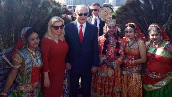 आगरा में दिखा नेतन्याहू का पत्नी प्यार, इस अंदाज में खिंचाई फोटो