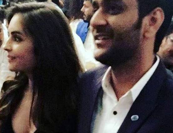 मिस्ट्री गर्ल के साथ विकास गुप्ता का किसिंग पोज, वीडियो वायरल