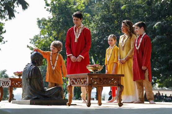 PICS:  कुर्ता-पायजामा में नजर आए कनाडाई PM, दिखा देसी अंदाज