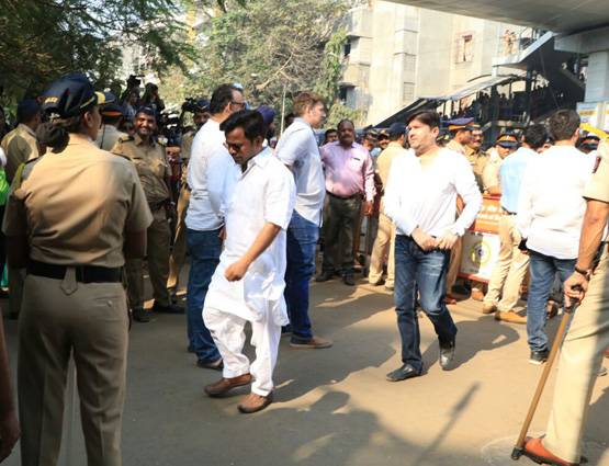 PHOTOS: अंबानी-शाहरुख सहित ये पहुंचे श्रीदेवी को अं‍तिम विदाई देने