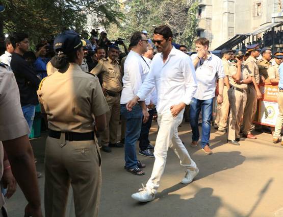 PHOTOS: अंबानी-शाहरुख सहित ये पहुंचे श्रीदेवी को अं‍तिम विदाई देने